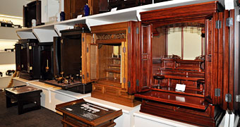 従来型仏壇の展示